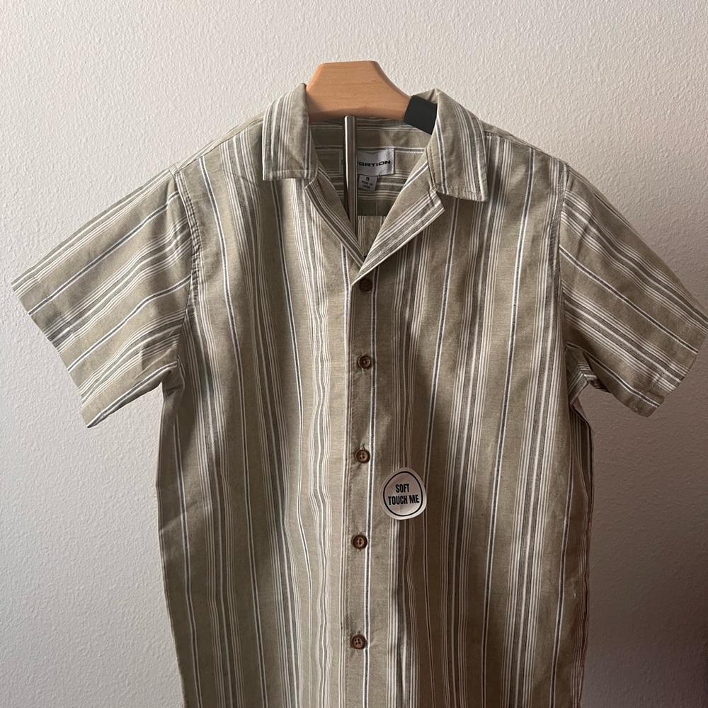 Distortion Tan and White Boy’s Casual Button Down Shirt with Camp Collar, 8, NWT